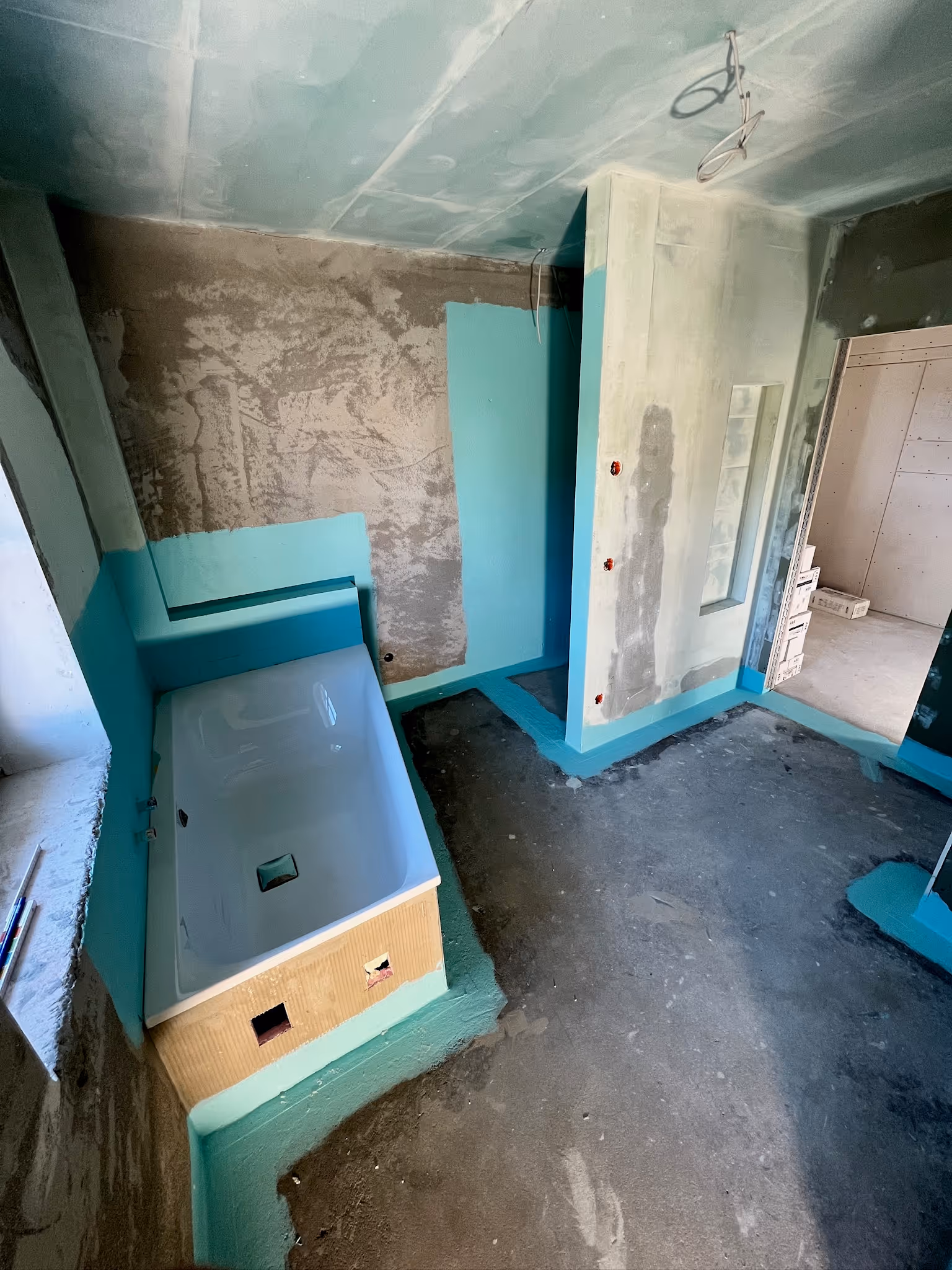 Hochwertige Fliesenverlegung im Badezimmer mit sauberem Finish in Alzenau