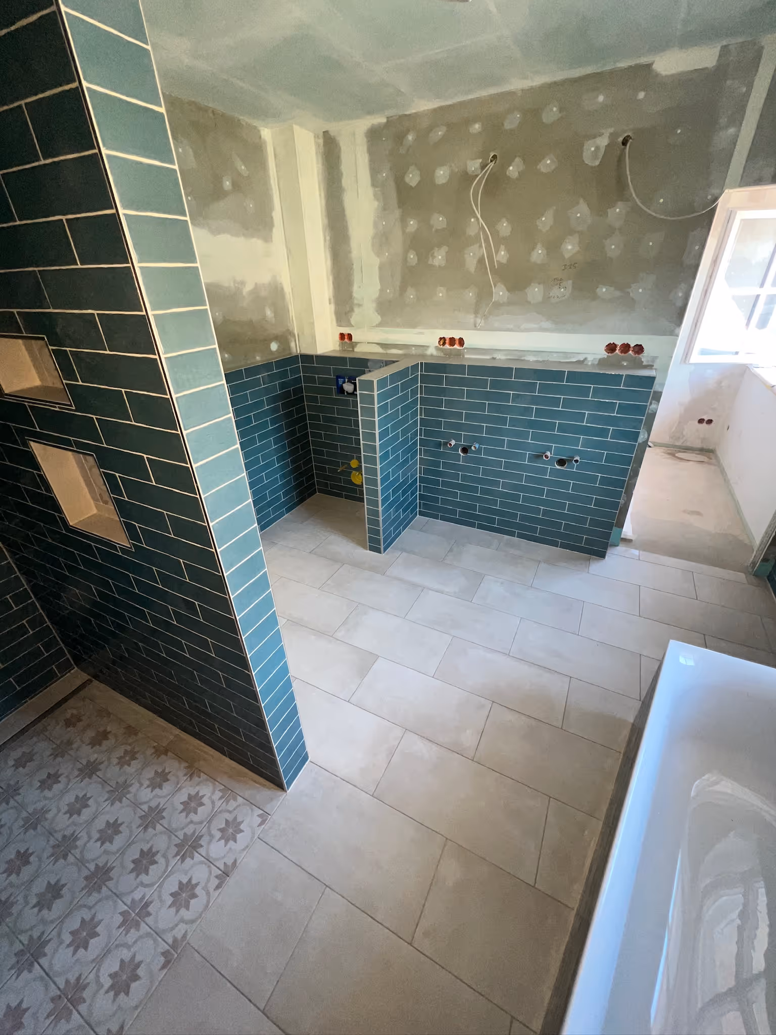 Stilvolle Badrenovierung mit professionellen Fliesenarbeiten in Frankfurt am Main