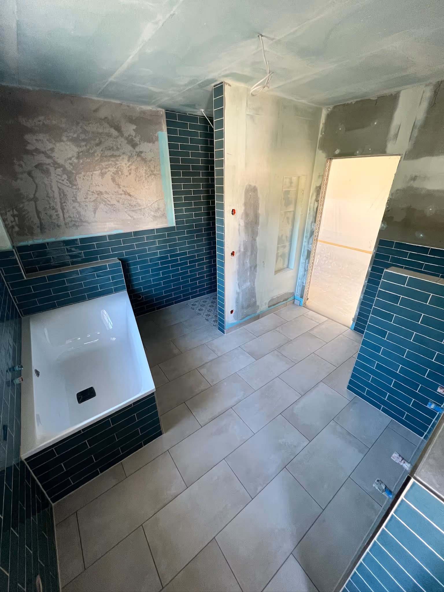 Großformatige Fliesenarbeiten im Badezimmer professionell umgesetzt in Aschaffenburg