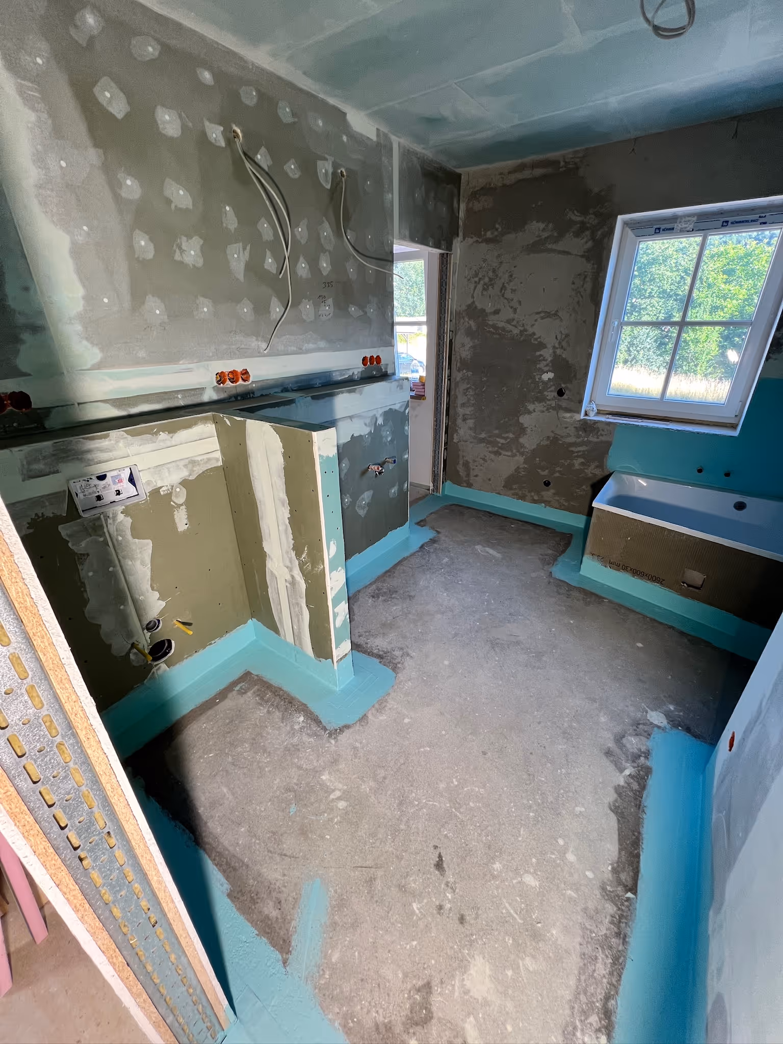 Komplett gefliestes Badezimmer mit hochwertigen Materialien in Gelnhausen