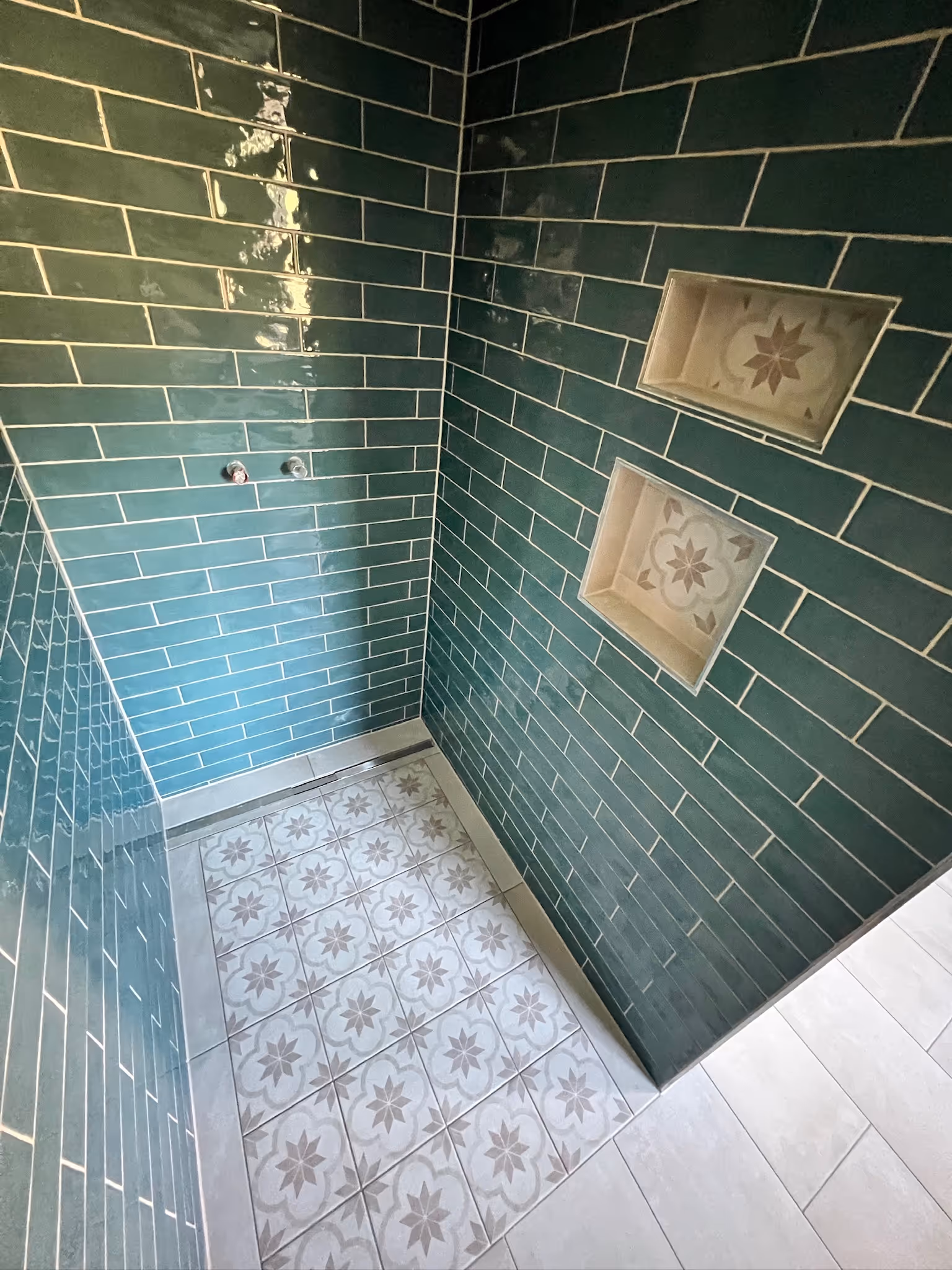 Großformatige Fliesen im Badezimmer fachgerecht verlegt in Aschaffenburg