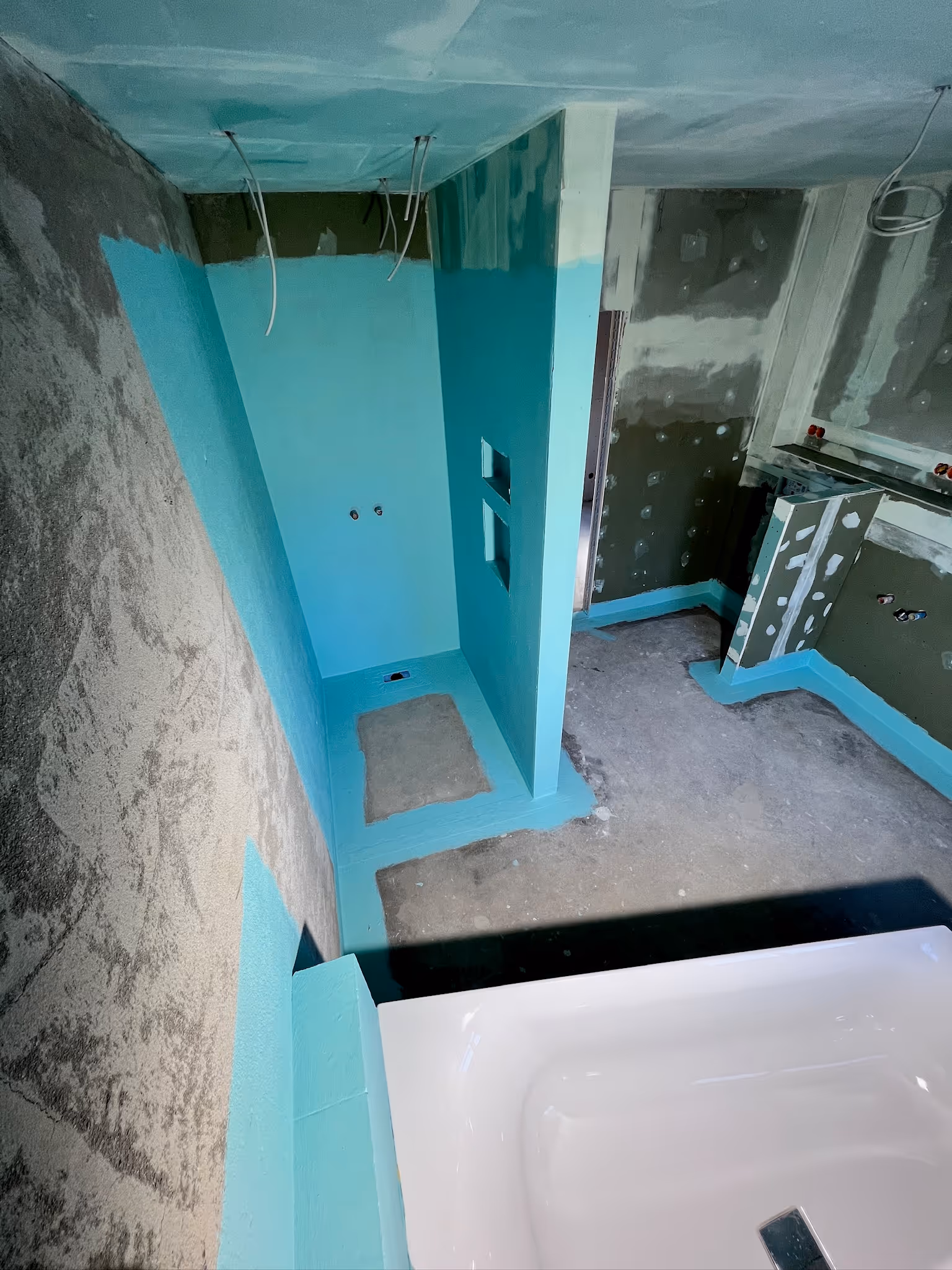 Komplettsanierung eines Badezimmers mit neuen Fliesen in Gelnhausen