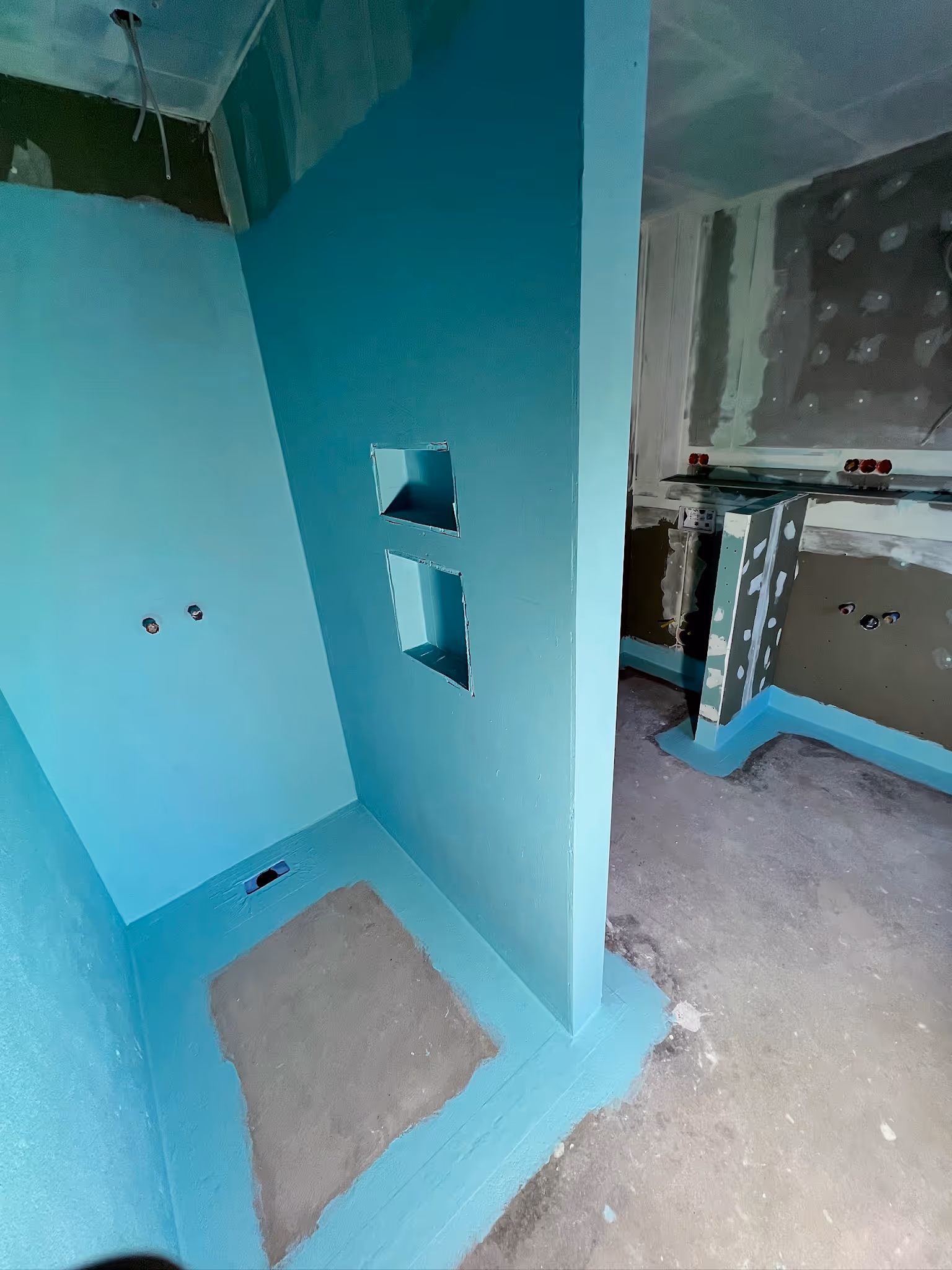 Präzise Fliesenarbeiten im Badezimmer mit modernem Design in Aschaffenburg