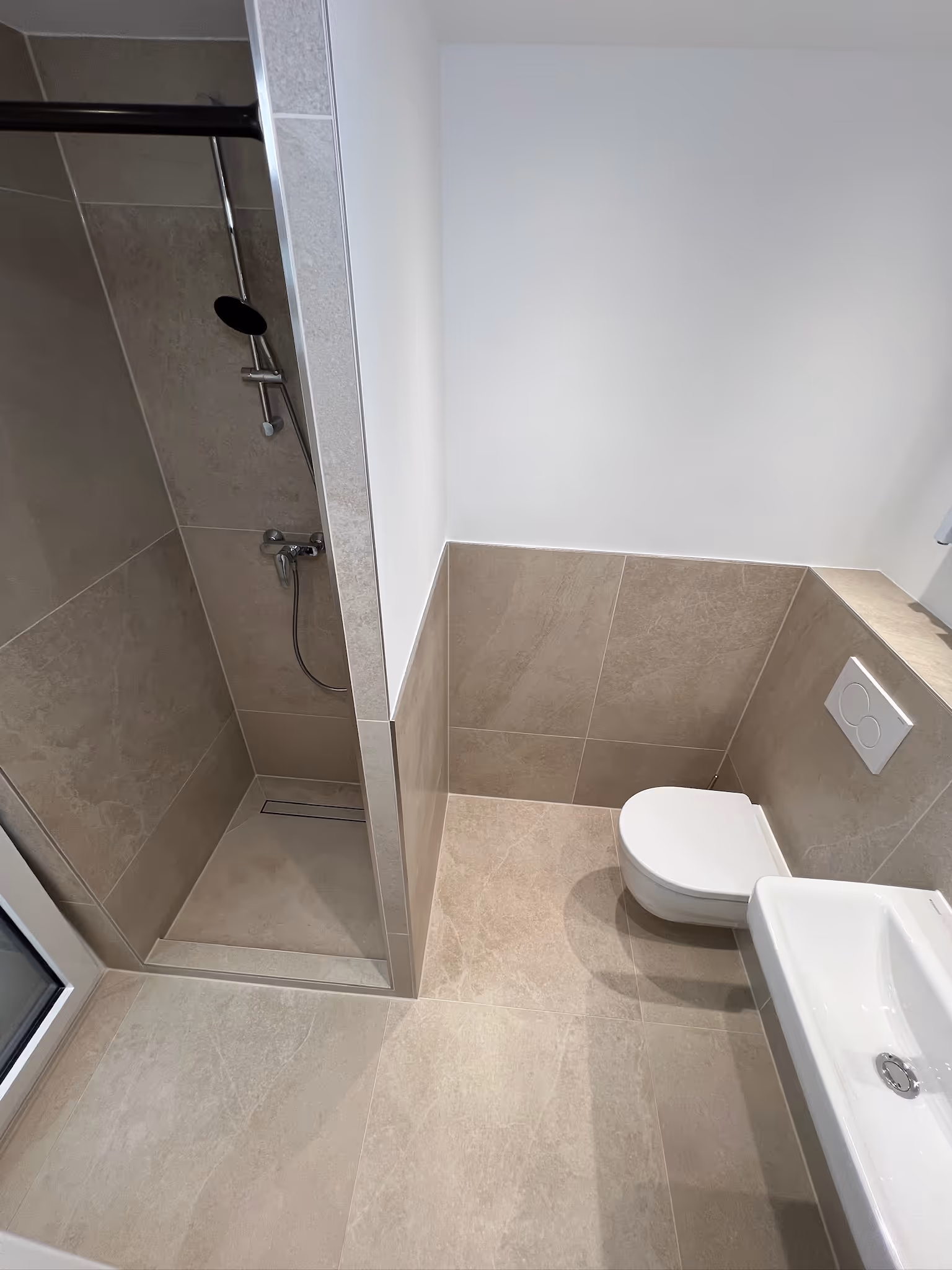 Moderne Badrenovierung mit professionellen Fliesenarbeiten in Freigericht