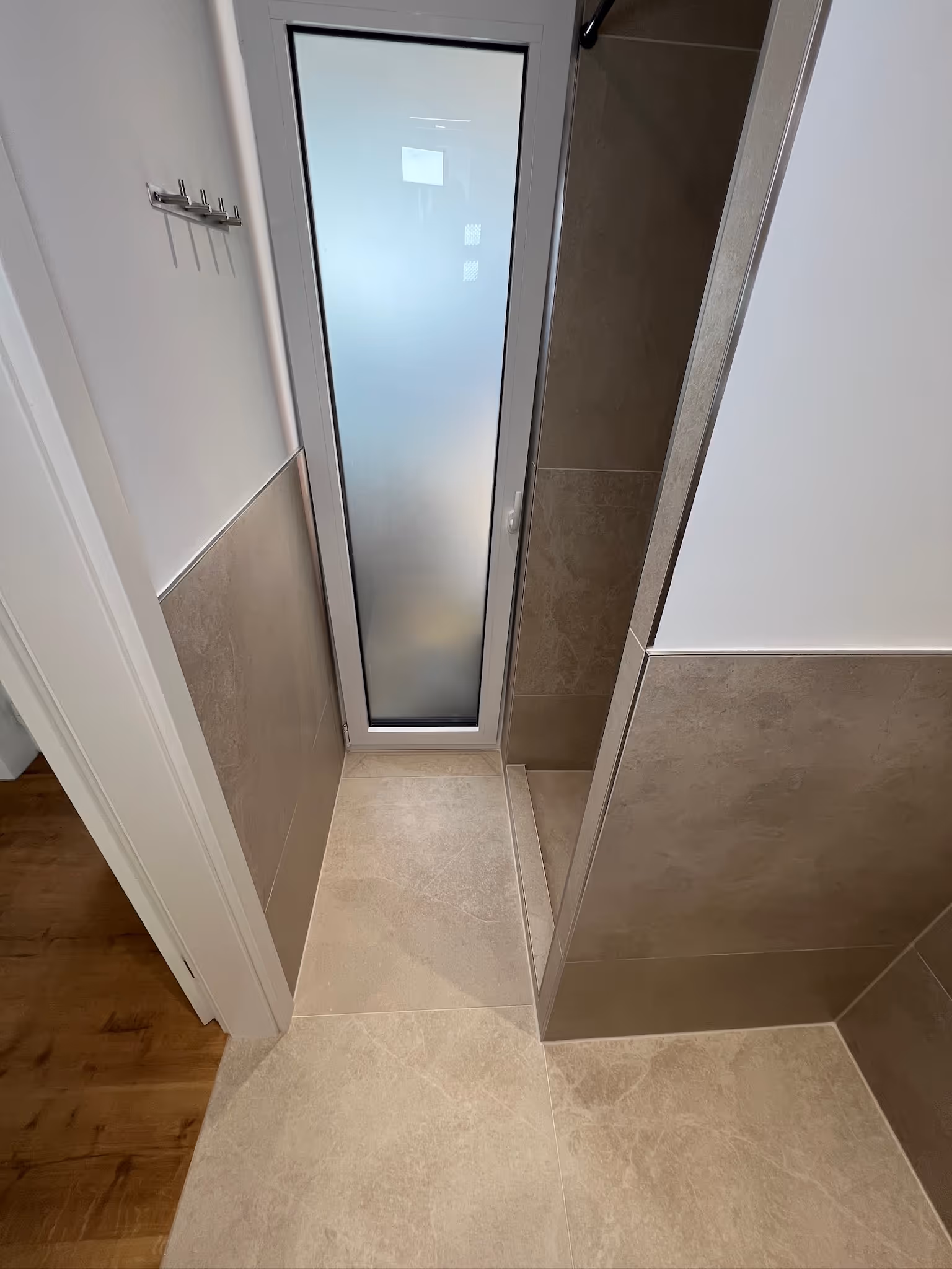 Komplett gefliestes Badezimmer mit modernen Fliesen in Gelnhausen