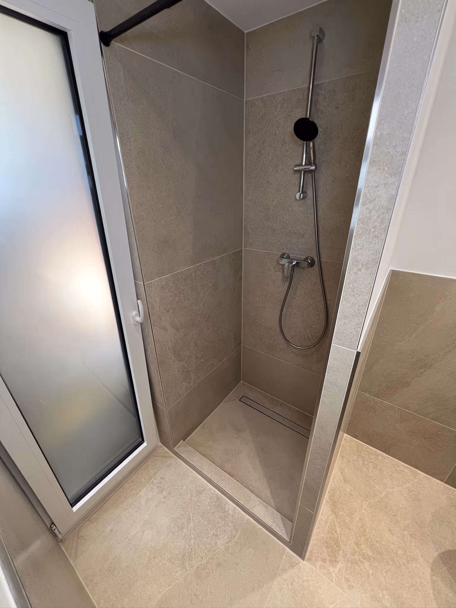 Zeitlose Badezimmerfliesen mit präziser Fugenarbeit in Freigericht