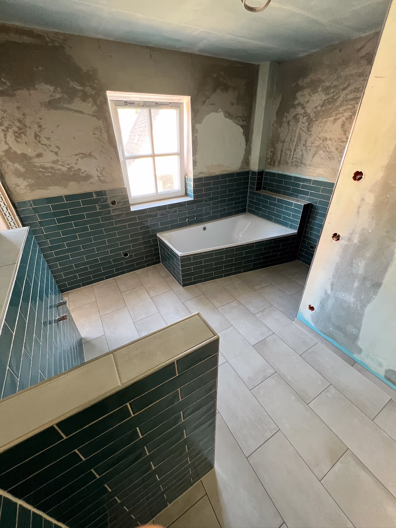 Hochwertige Badfliesen mit sauberer Ausführung im Badezimmer in Hanau