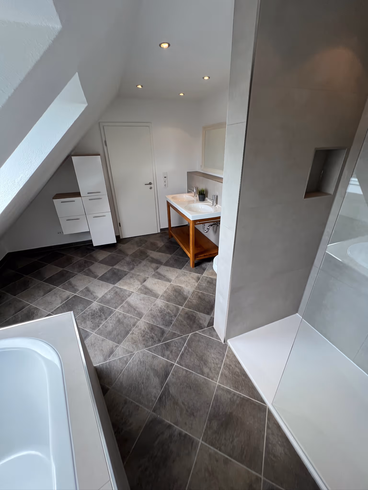 Badrenovierung mit professionell verlegten Wandfliesen in Freigericht