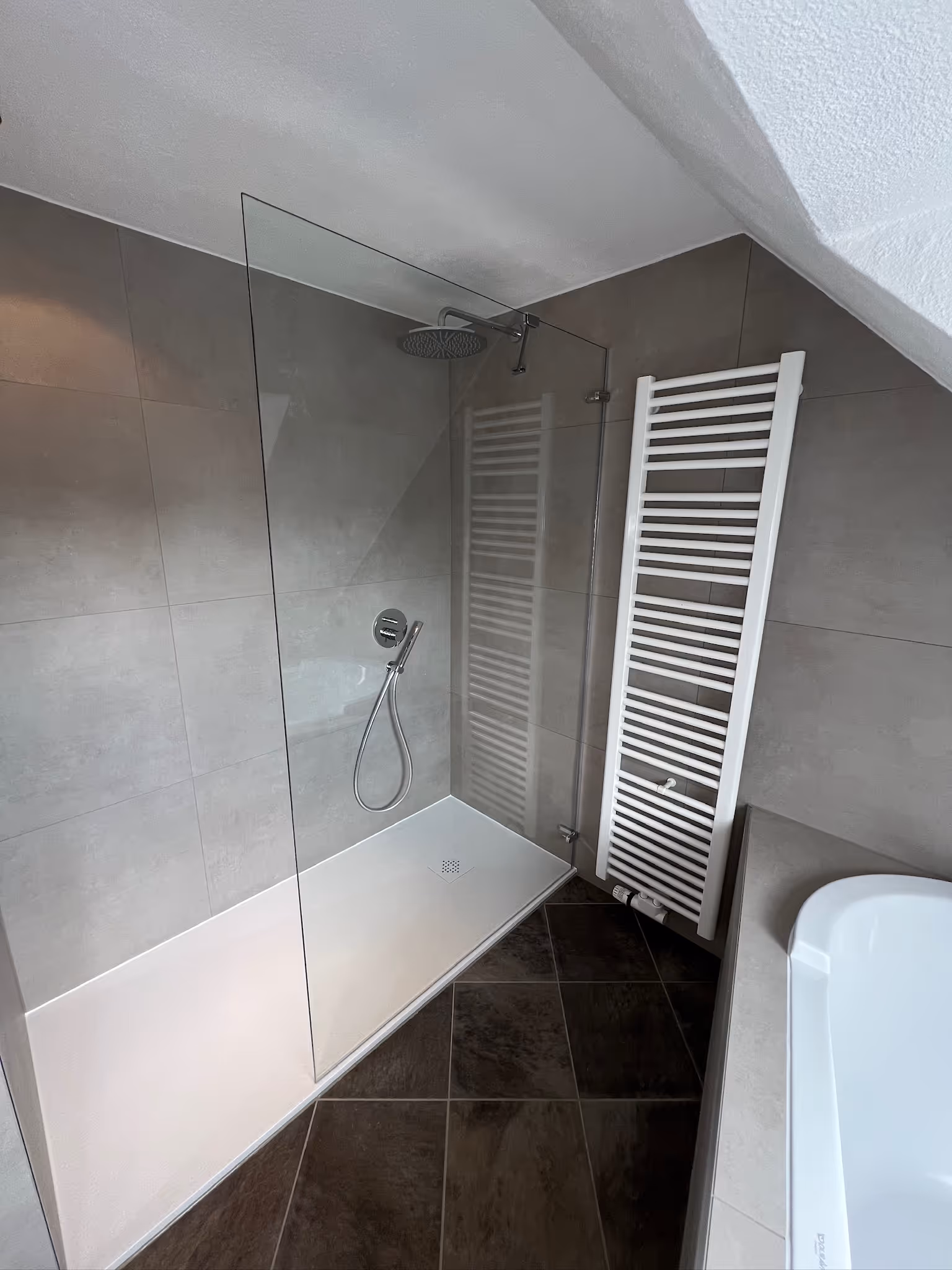 Zeitloses Bad mit präziser Fliesenverlegung und sauberer Fugenarbeit in Freigericht