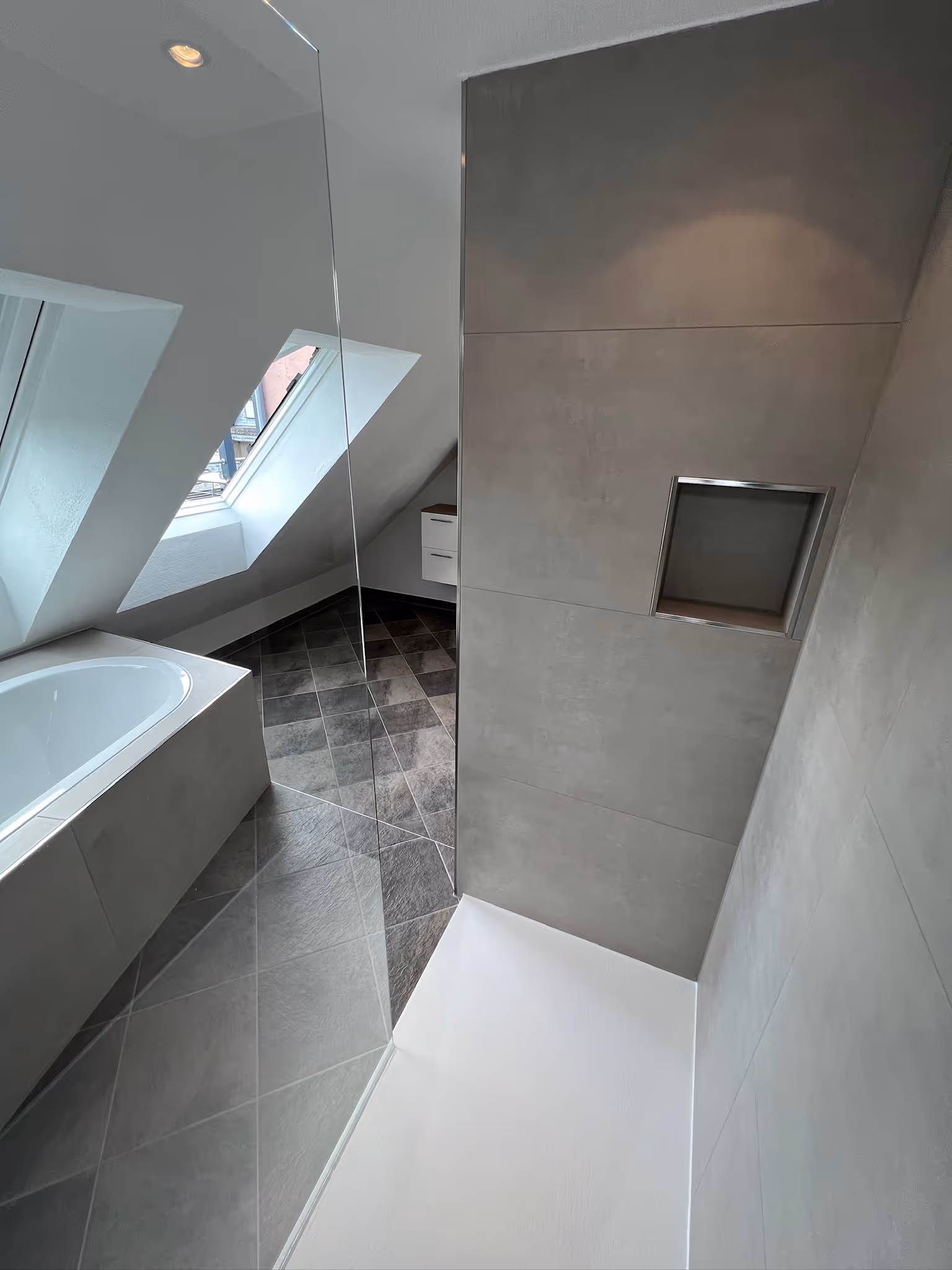 Moderne Badgestaltung mit hochwertiger Fliesenverlegung in Alzenau