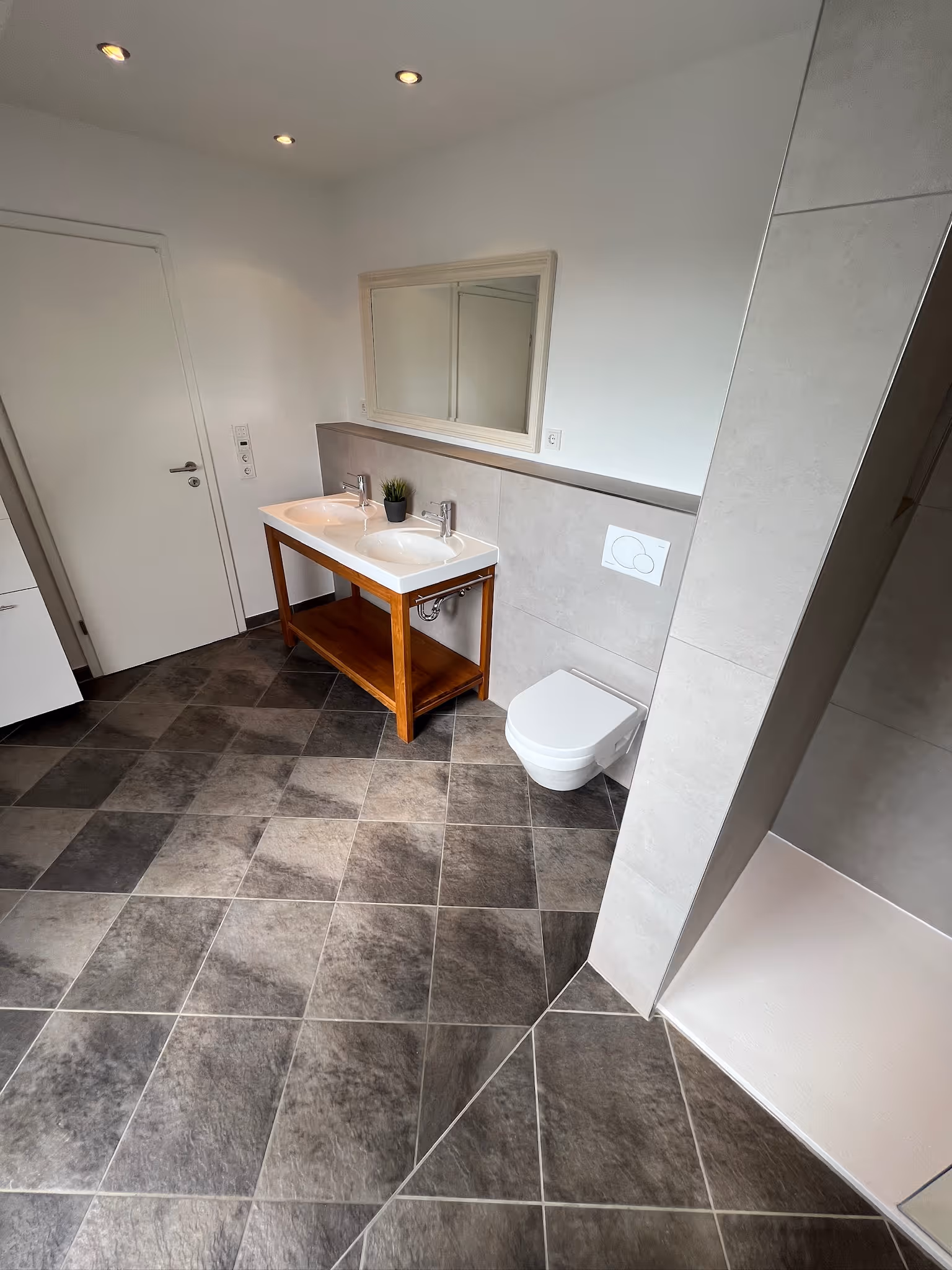 Detailaufnahme präzise verlegter Fliesen im Badezimmer in Frankfurt am Main