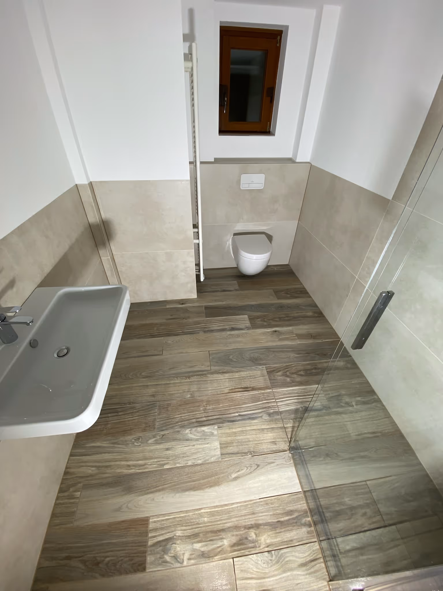 Bodengleiche Dusche mit exakt verlegten Fliesen im Badezimmer in Hanau