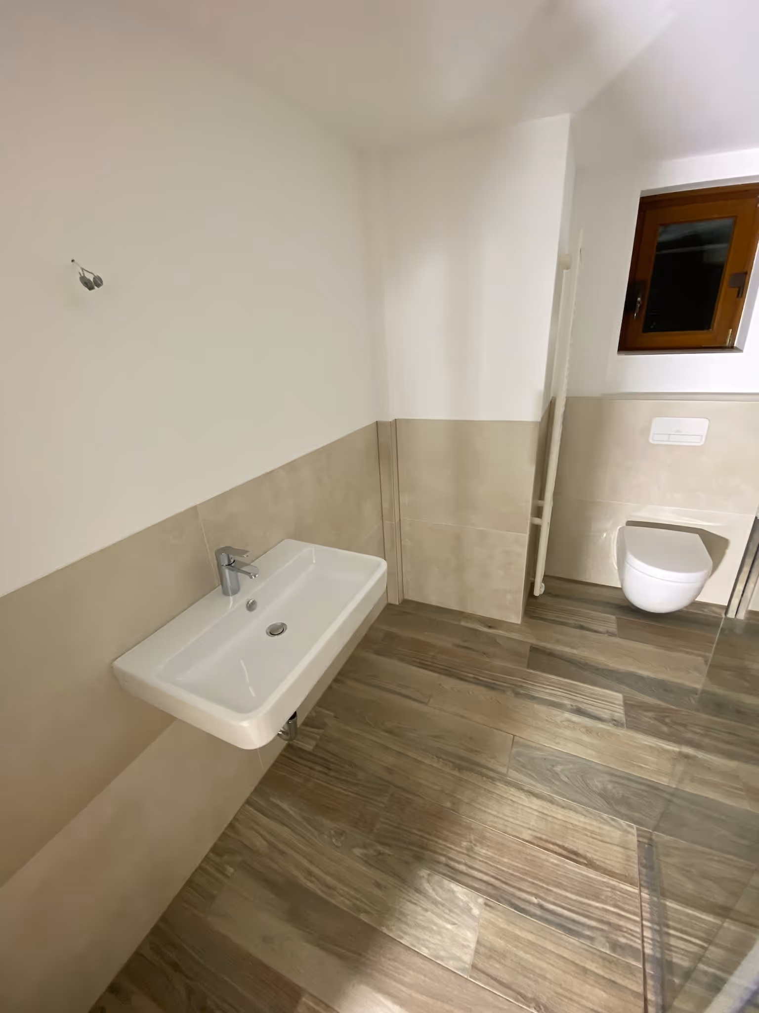 Stilvolle Badgestaltung mit professioneller Fliesenverlegung in Alzenau