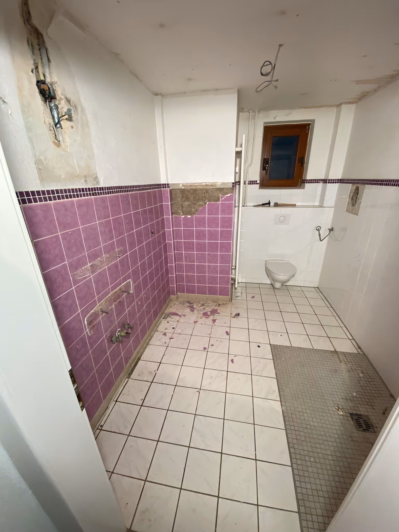 Zeitlose Badezimmerfliesen mit sauberer Fugenarbeit in Freigericht