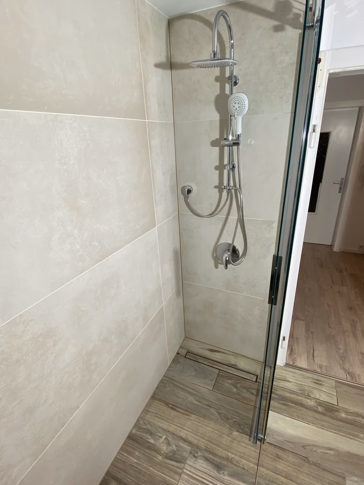 Hochwertige Wand- und Bodenfliesen im Badezimmer professionell verlegt in Hanau