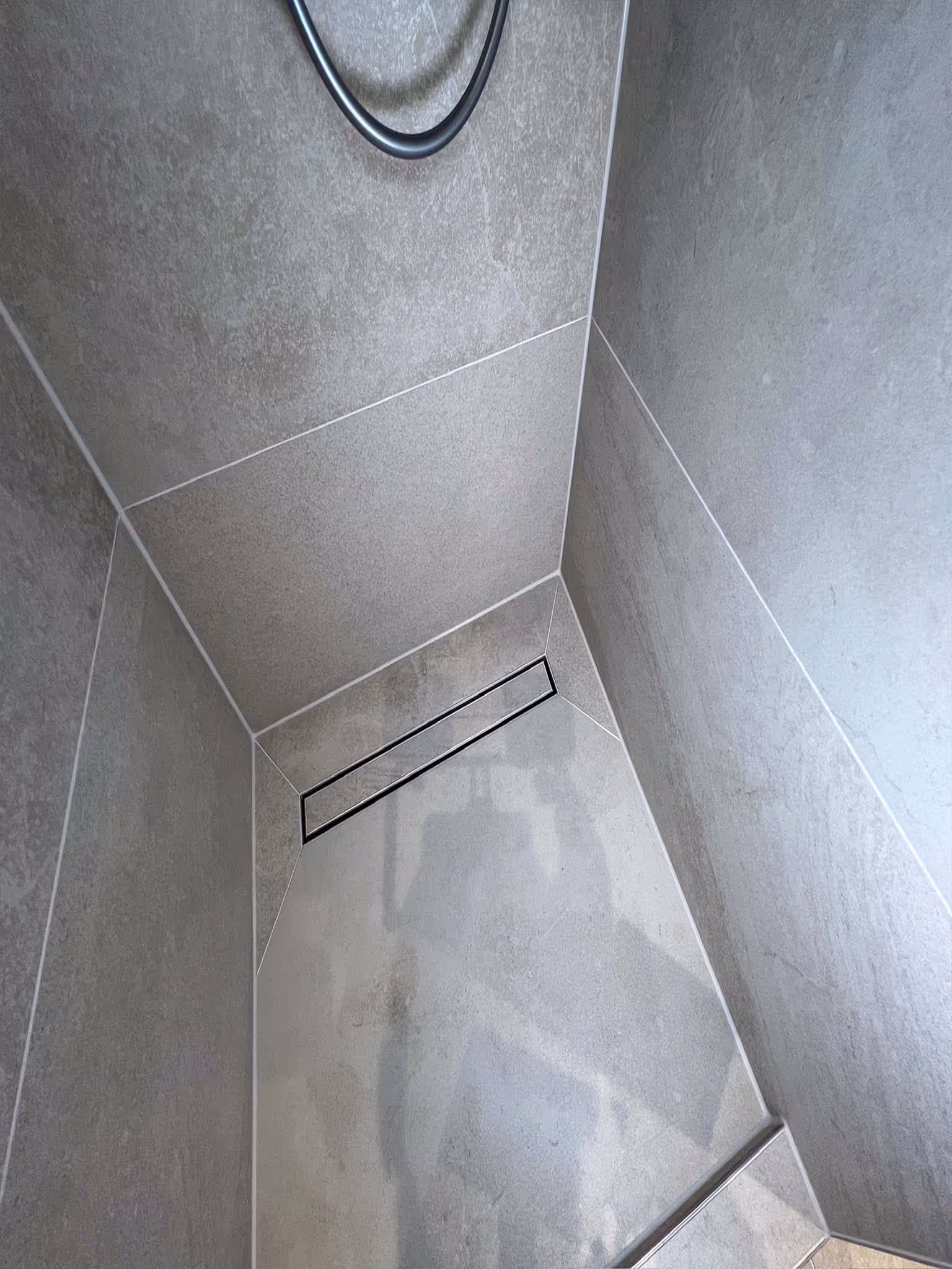 Professionelle Fliesenverlegung mit präziser Fugenarbeit in Hanau