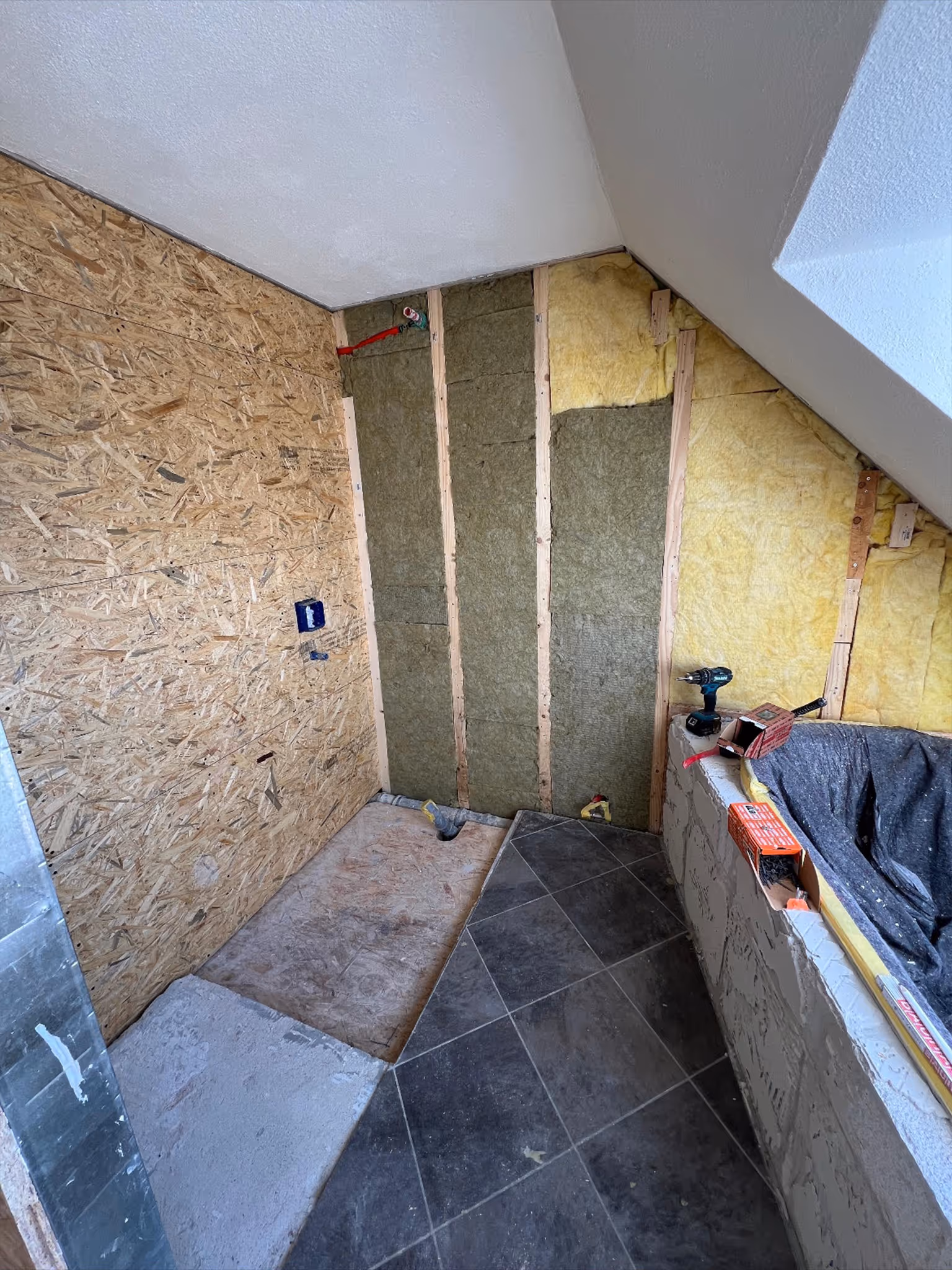 Modern verlegte Boden- und Wandfliesen in Aschaffenburg