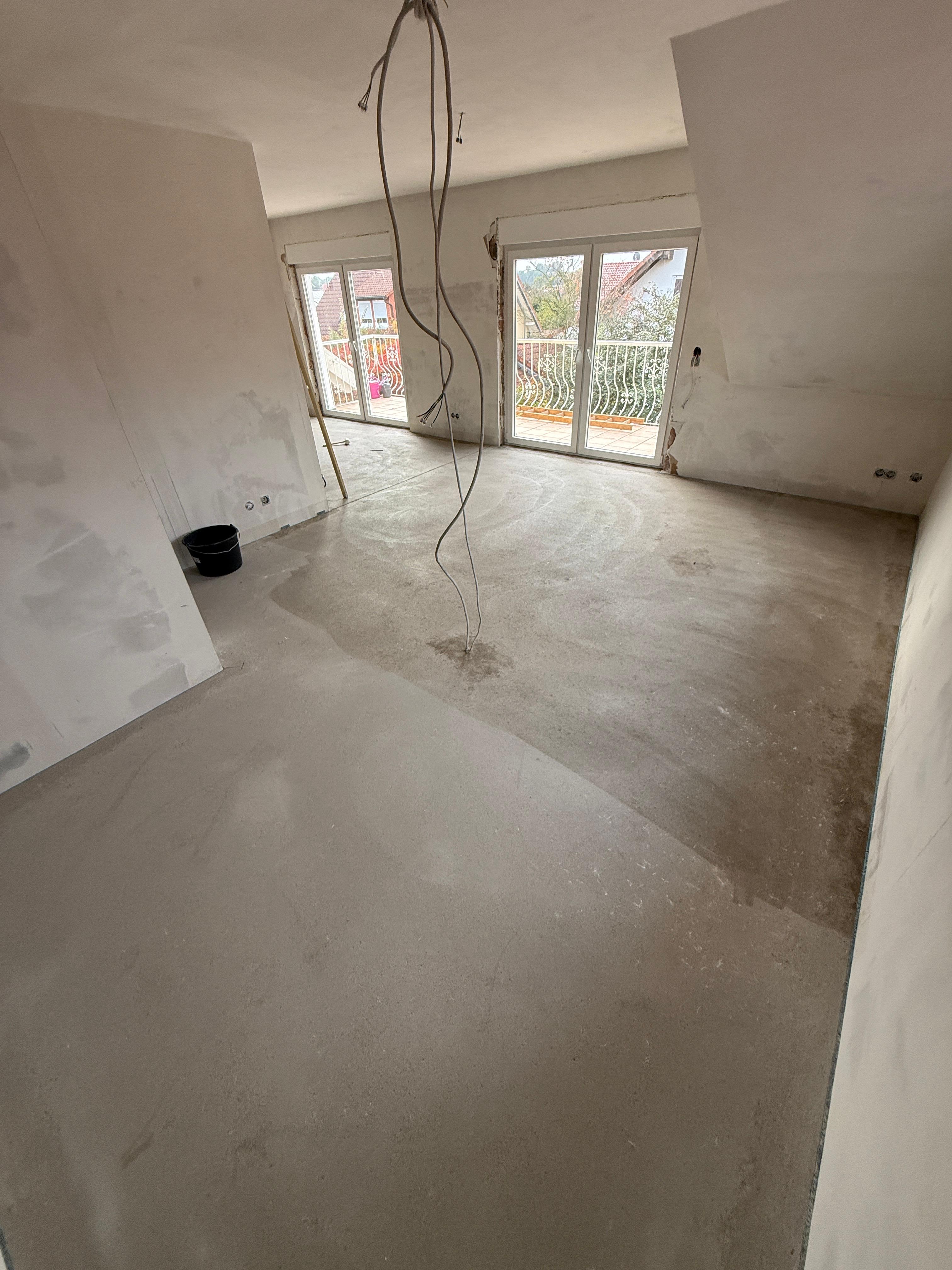 Moderne Fliesenarbeiten mit exakter Ausrichtung im Raum Mömbris