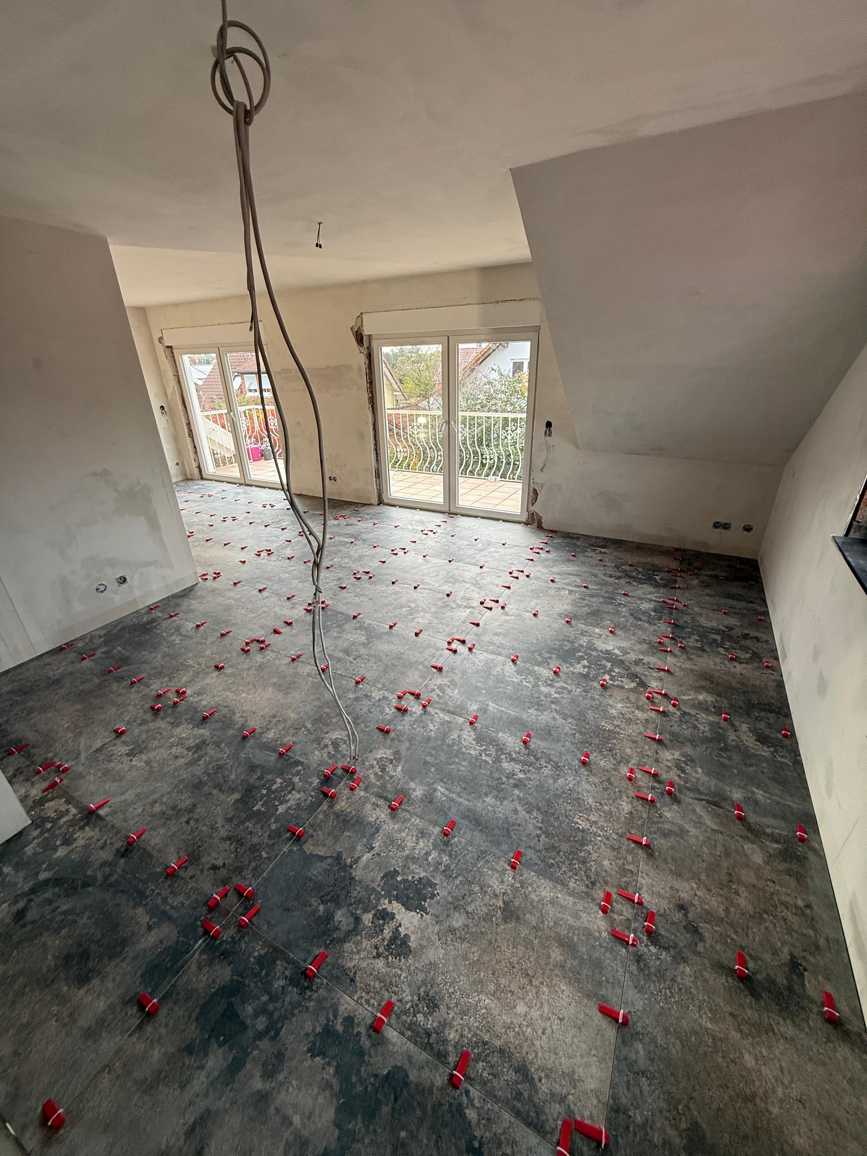 Großformatige Fliesen fachgerecht verlegt durch Fliesenleger in Mömbris