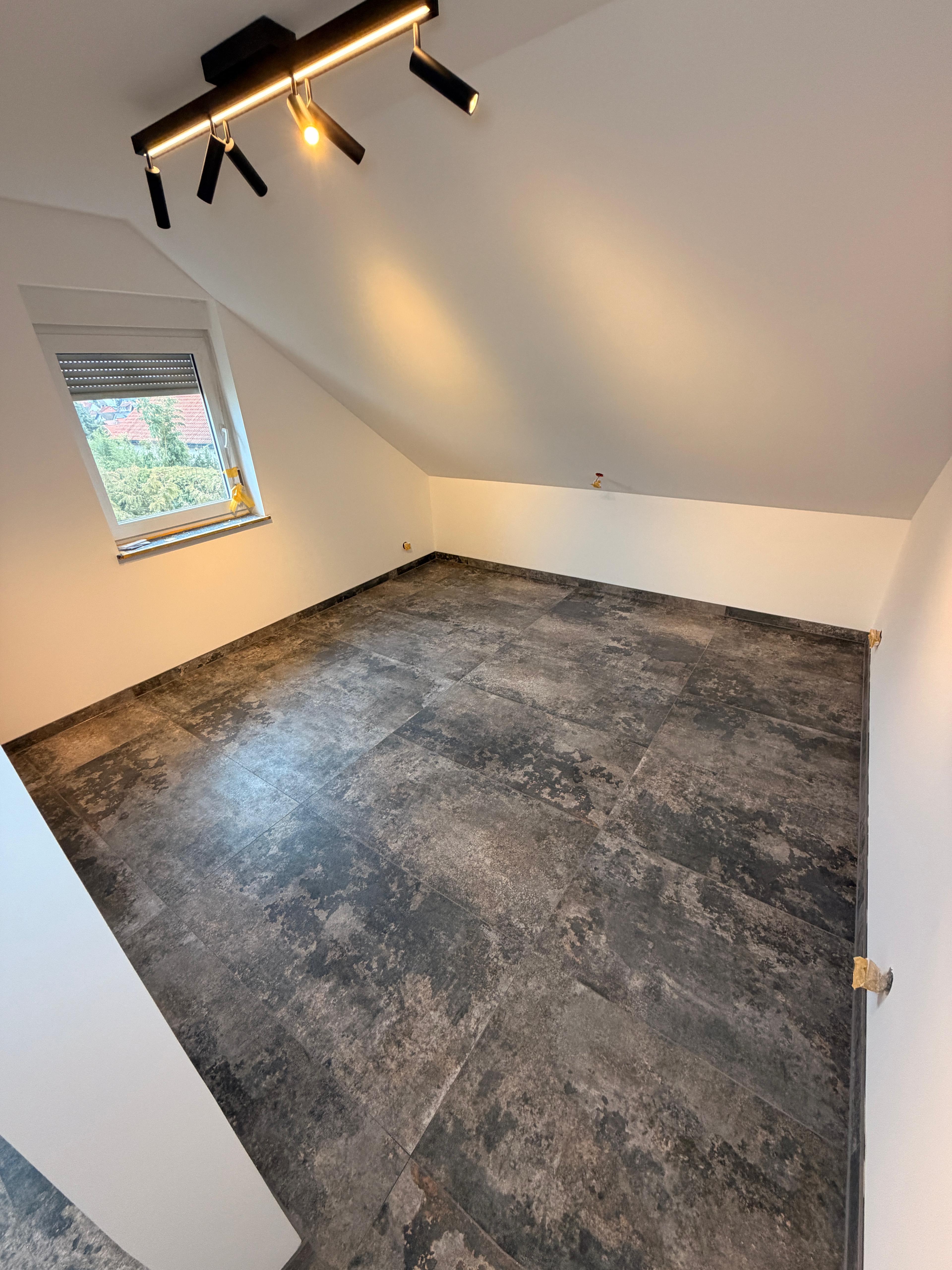 Hochwertige Boden- und Wandfliesen präzise verlegt in Aschaffenburg