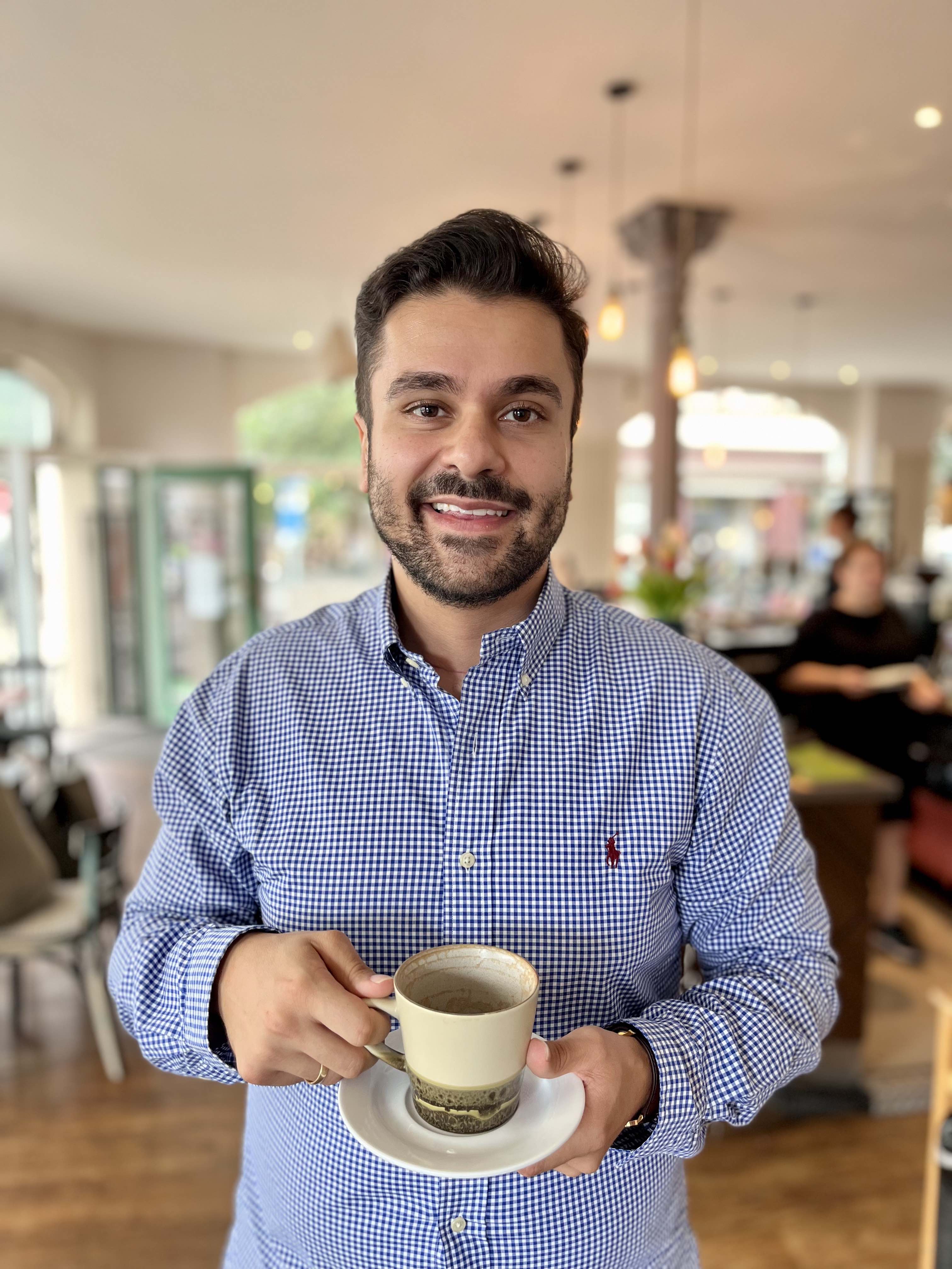 Bild von Geschäftsführer Onur Kayir in einem Cafe