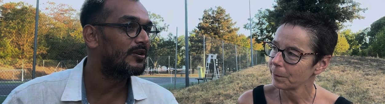 Deux personnes partages leurs expériences