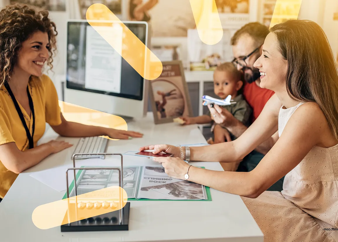 Eine Beraterin berät eine Familie mit Kind. 