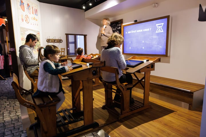 Visiteur utilisant un jeu interactif au musée