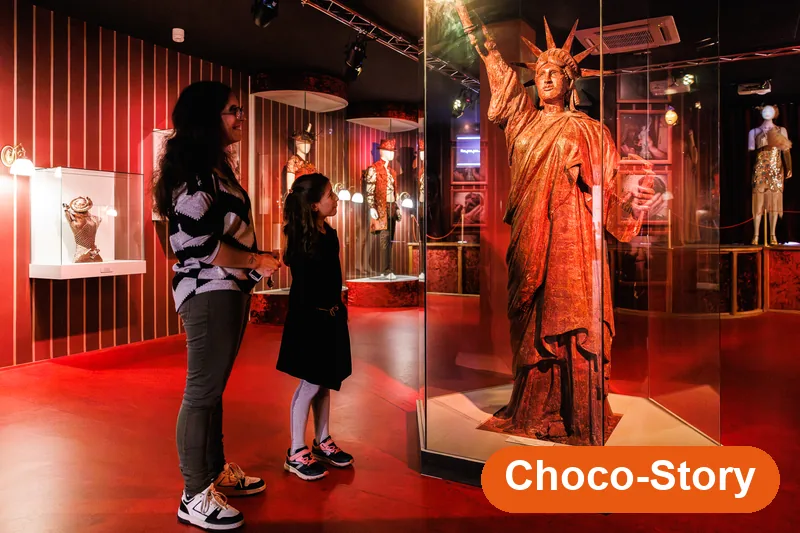 Madre e figlio davanti alla Statua della Libertà di cioccolato — Choco-Story Colmar