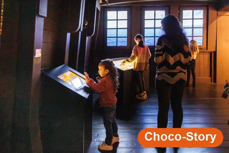 Kinder am Touchscreen-Terminal im Schiffssaal — Choco-Story Colmar