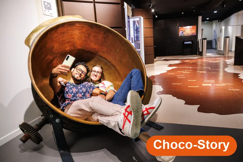 Couple en selfie devant une cuve en cuivre — Choco-Story Colmar
