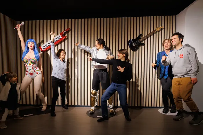 Besucher tanzen zwischen den Wachsfiguren von Katy Perry, Michael Jackson und Mick Jagger — Wax of Legends Colmar