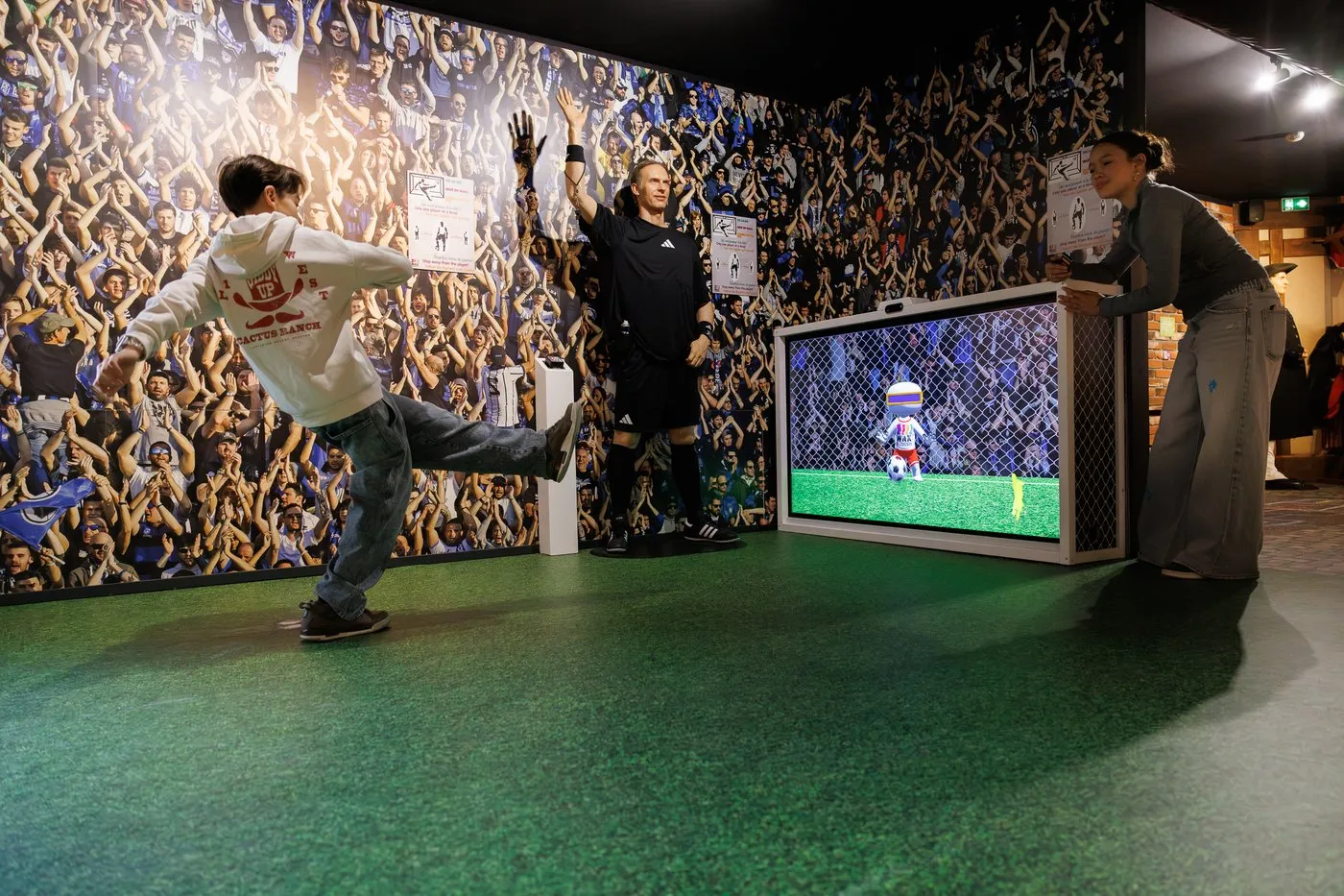 Bambini durante un'attività interattiva al Wax of Legends Colmar