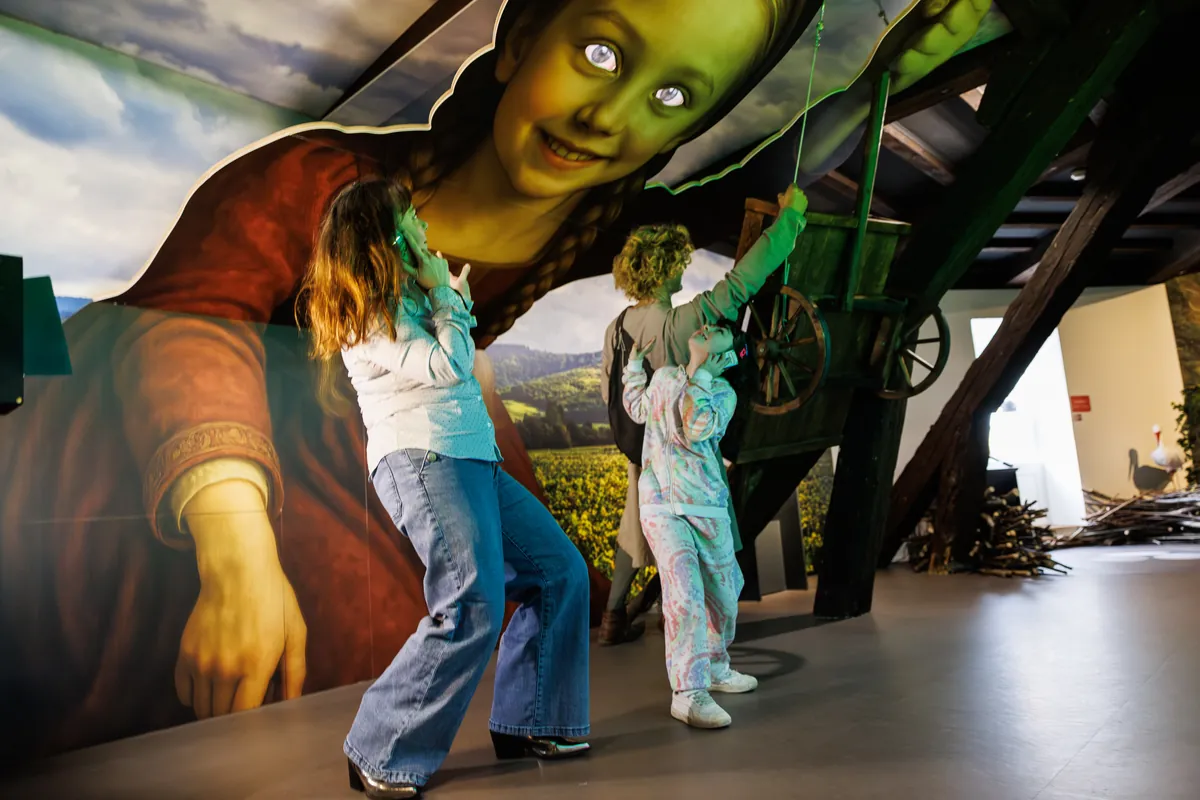 Schulklasse der Mittelstufe beim Museumsrundgang