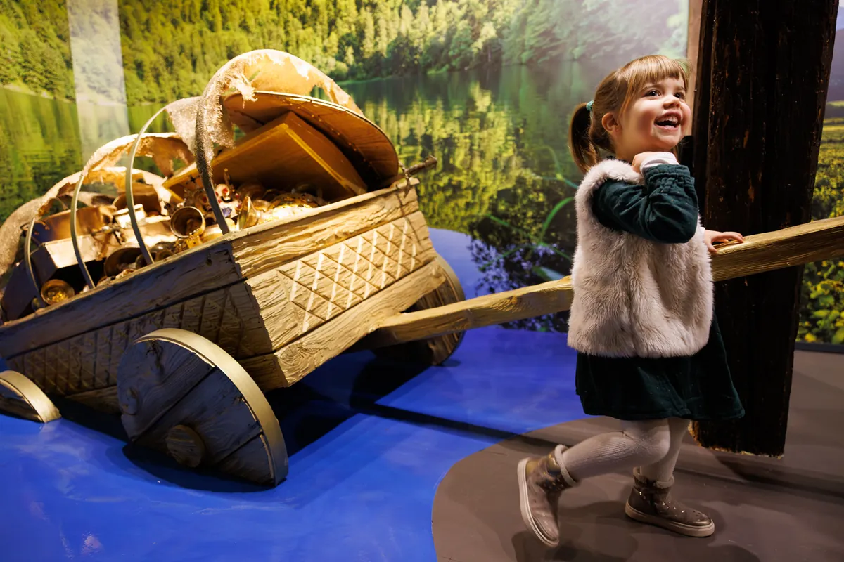 Kindergarten- und Grundschulkinder beim Besuch im Wax of Legends