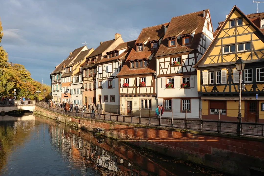 Kleine Venedig Colmar — Kanal und elsässische Fachwerkhäuser