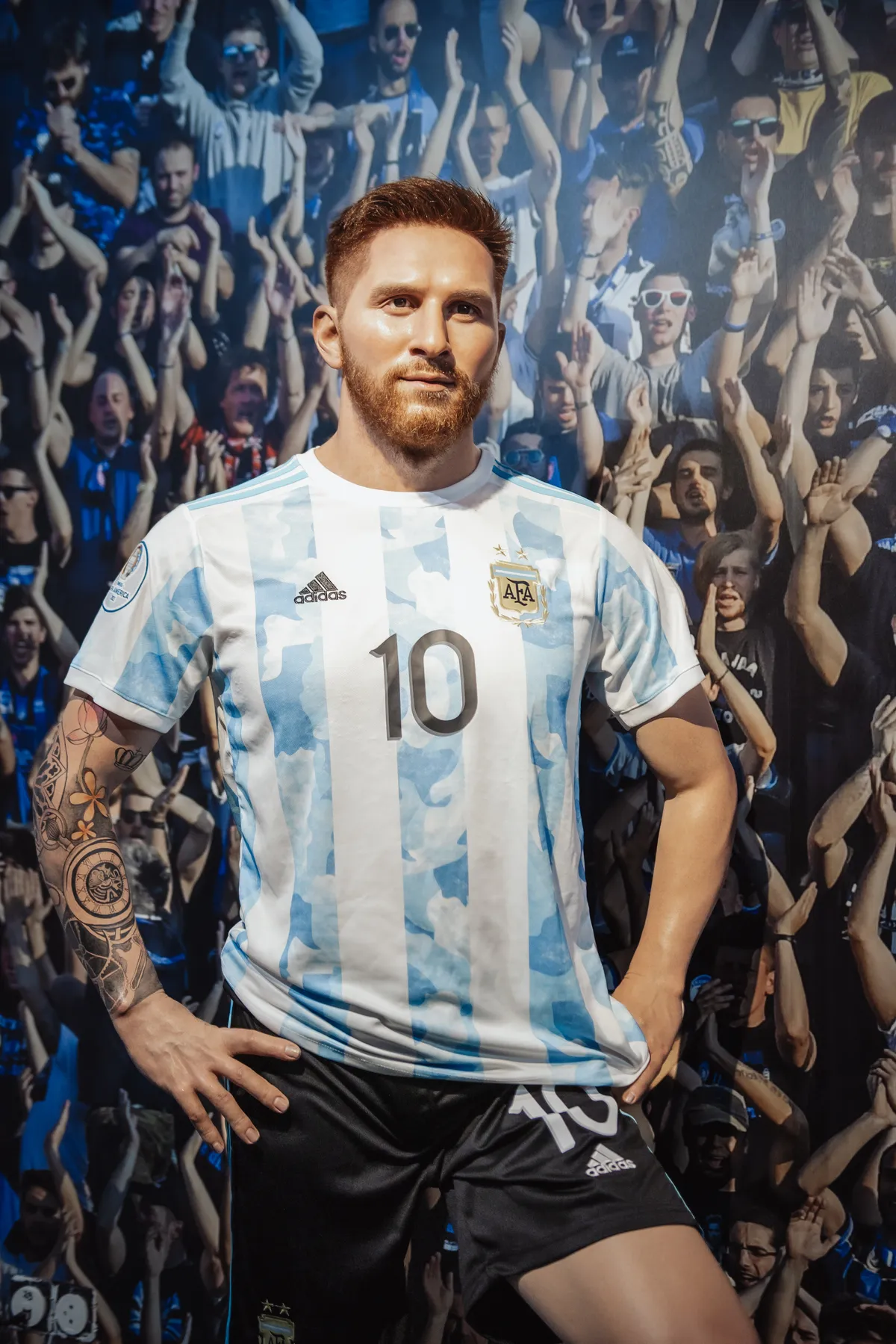 Wachsfigur von Lionel Messi im Argentinien-Trikot Nummer 10 im Wax of Legends Colmar