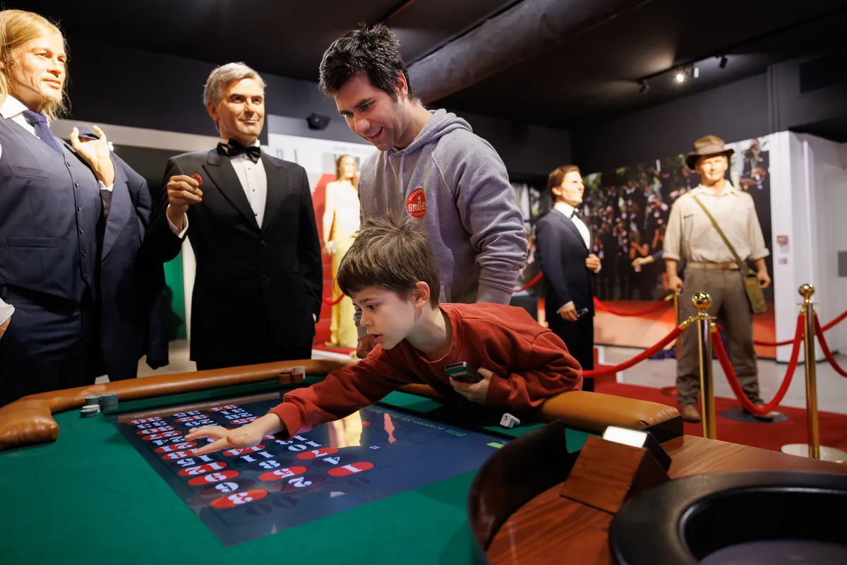 Table de roulette interactive avec les statues de cire de Brad Pitt et George Clooney au Wax of Legends Colmar