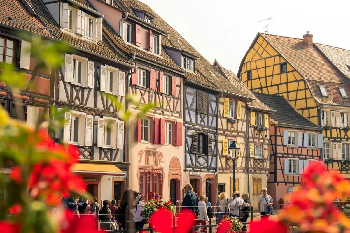 Bunte, mit Blumen geschmückte Fachwerkhäuser des Klein-Venedig-Viertels in Colmar im Elsass