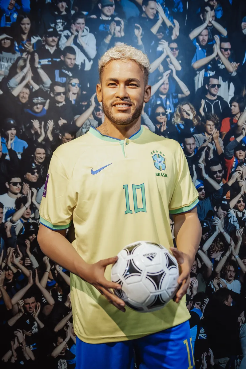 Statue de cire de Neymar en maillot jaune du Bresil, numero 10 dans le dos, ballon en main, au Wax of Legends de Colmar