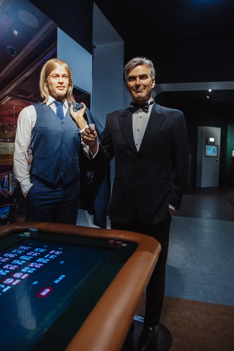 Statues de cire de Brad Pitt et George Clooney à la table de roulette du casino, au Wax of Legends
