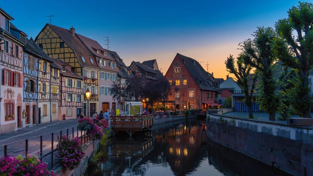 Vue de la Petite Venise à Colmar, maisons alsaciennes au bord du canal