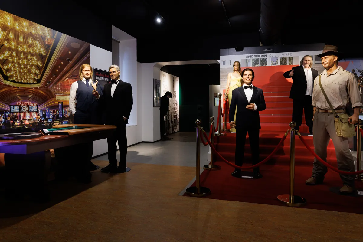 Vue d'ensemble de l'espace cinéma et casino du Wax of Legends, table de roulette et tapis rouge