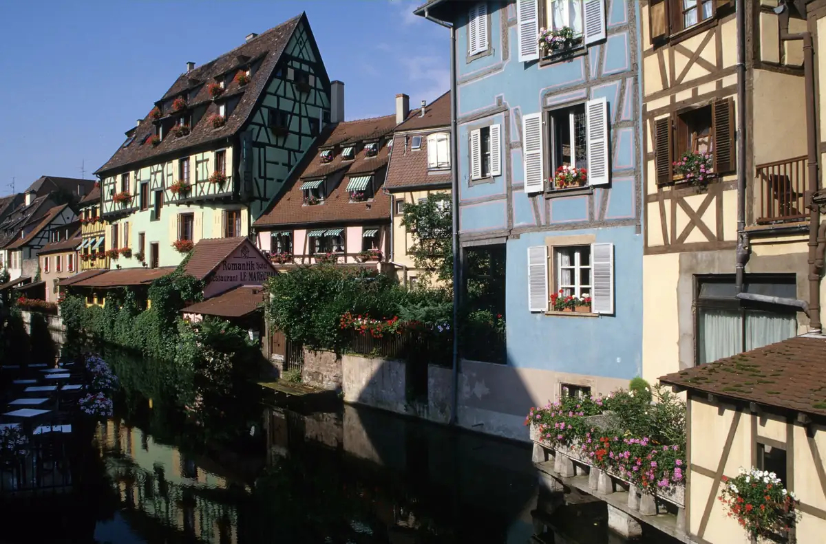 Maisons à colombages le long du canal de la Petite Venise à Colmar