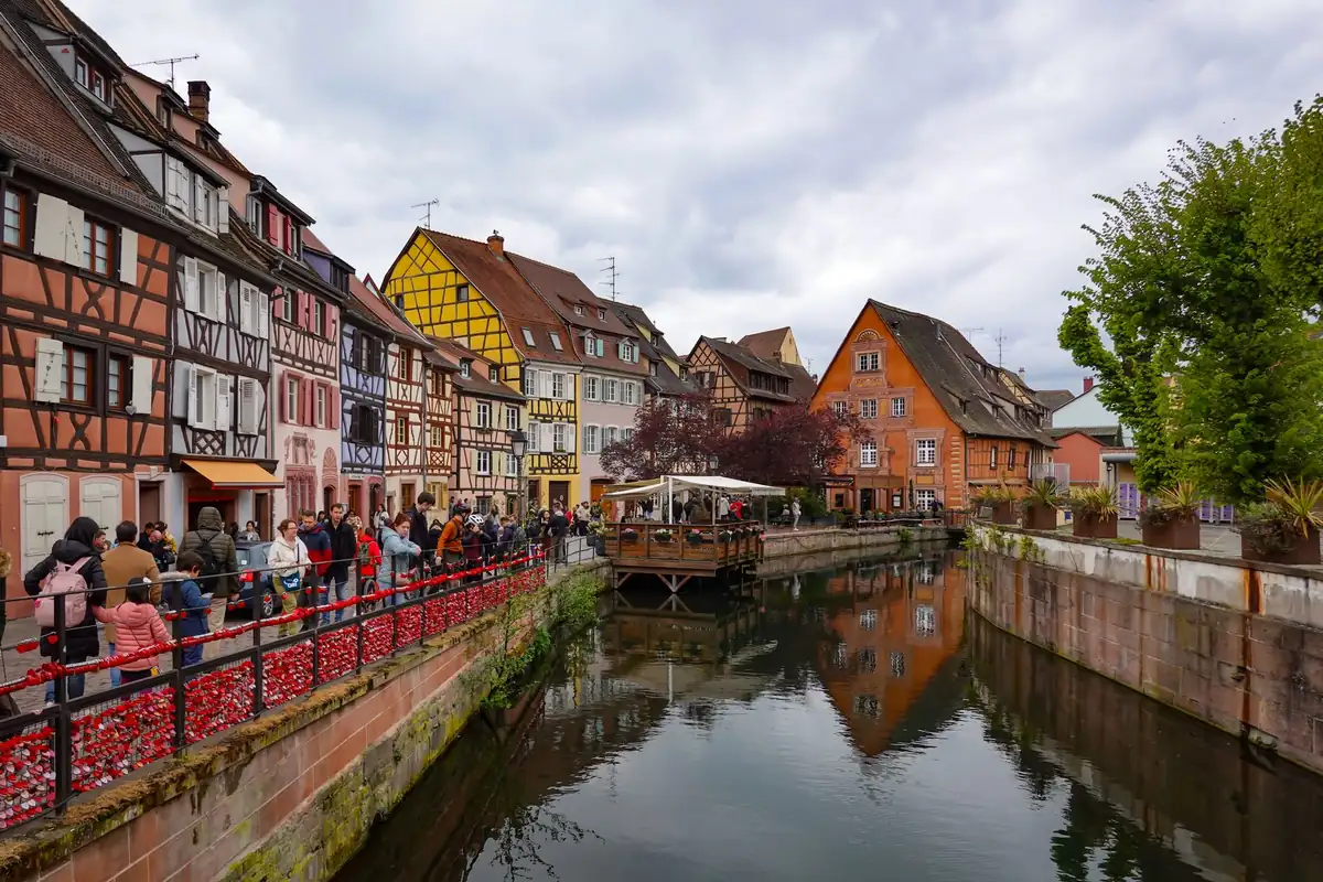 Blick auf Klein-Venedig in Colmar, Fachwerkhäuser entlang des Kanals