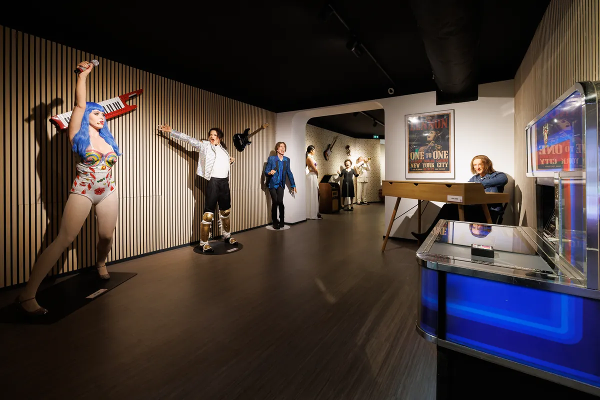 Der Musikraum des Wax of Legends mit den Wachsfiguren von Katy Perry, Michael Jackson und John Lennon, in Colmar