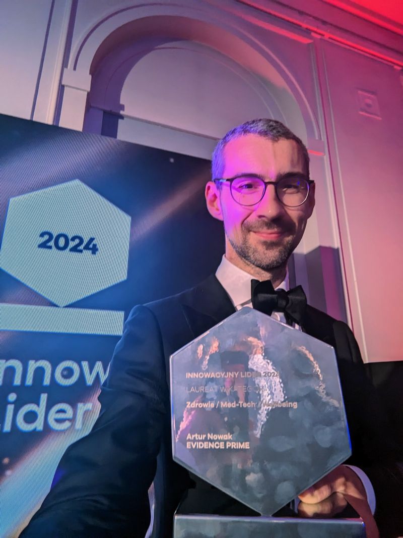 Artur Nowak with the Innovative Leader 2024 Award for Evidence Prime