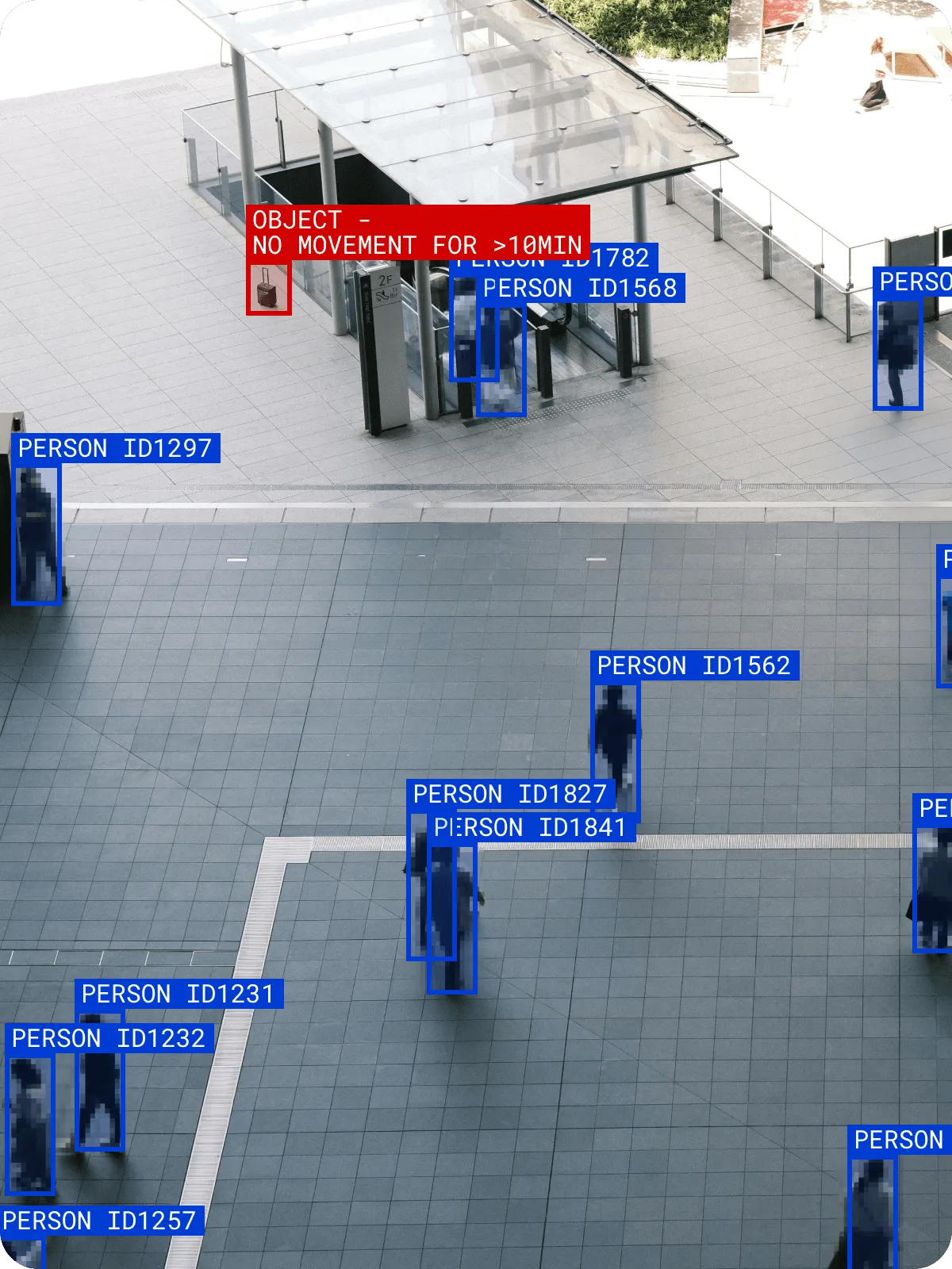 Überwachungskameraansicht eines öffentlichen Platzes mit mehreren markierten Personen und einem unbewegten Gepäckstück mit Warnhinweis.