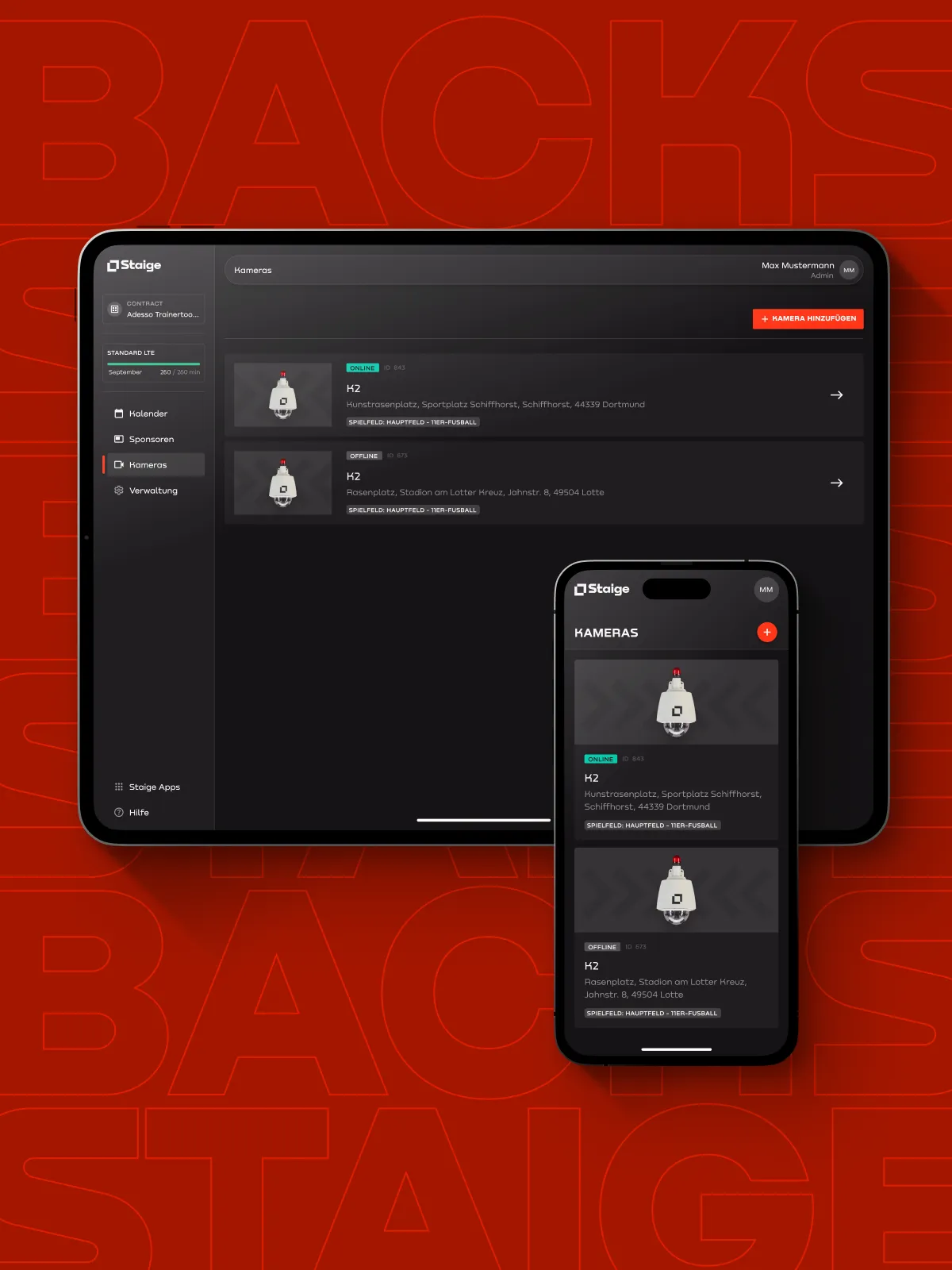 Tablet und Smartphone zeigen die Backstaige-Oberfläche zur Kameraverwaltung mit Online- und Offline-Statusanzeigen vor rotem Hintergrund.