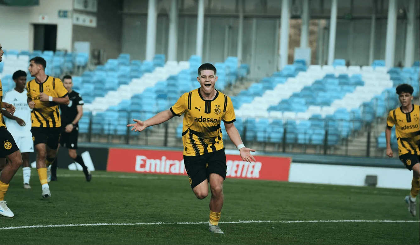 Jubelnder Fußballspieler nach einem Tor – emotionale Highlights teilen mit Staige Coach.